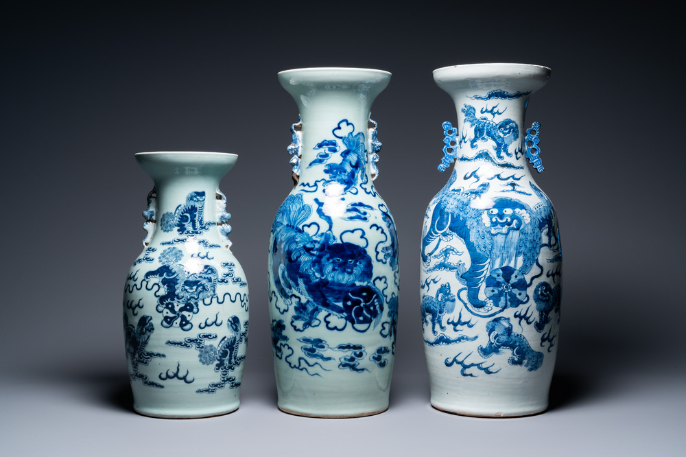 Drie Chinese blauw-witte en celadon vazen met boeddhistische leeuwen, 19e eeuw