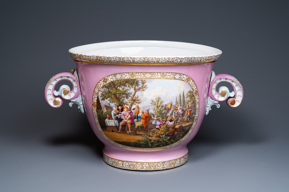 Une importante jardini&egrave;re en porcelaine &agrave; d&eacute;cor d'une sc&egrave;ne de port et d'une sc&egrave;ne de kermesse, probablement Dresden, 19&egrave;me