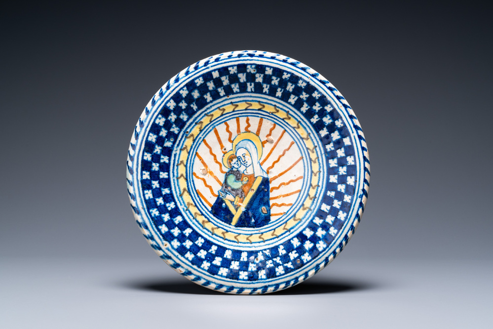 Een Antwerpse majolica schotel met Madonna met Kind, 16e eeuw