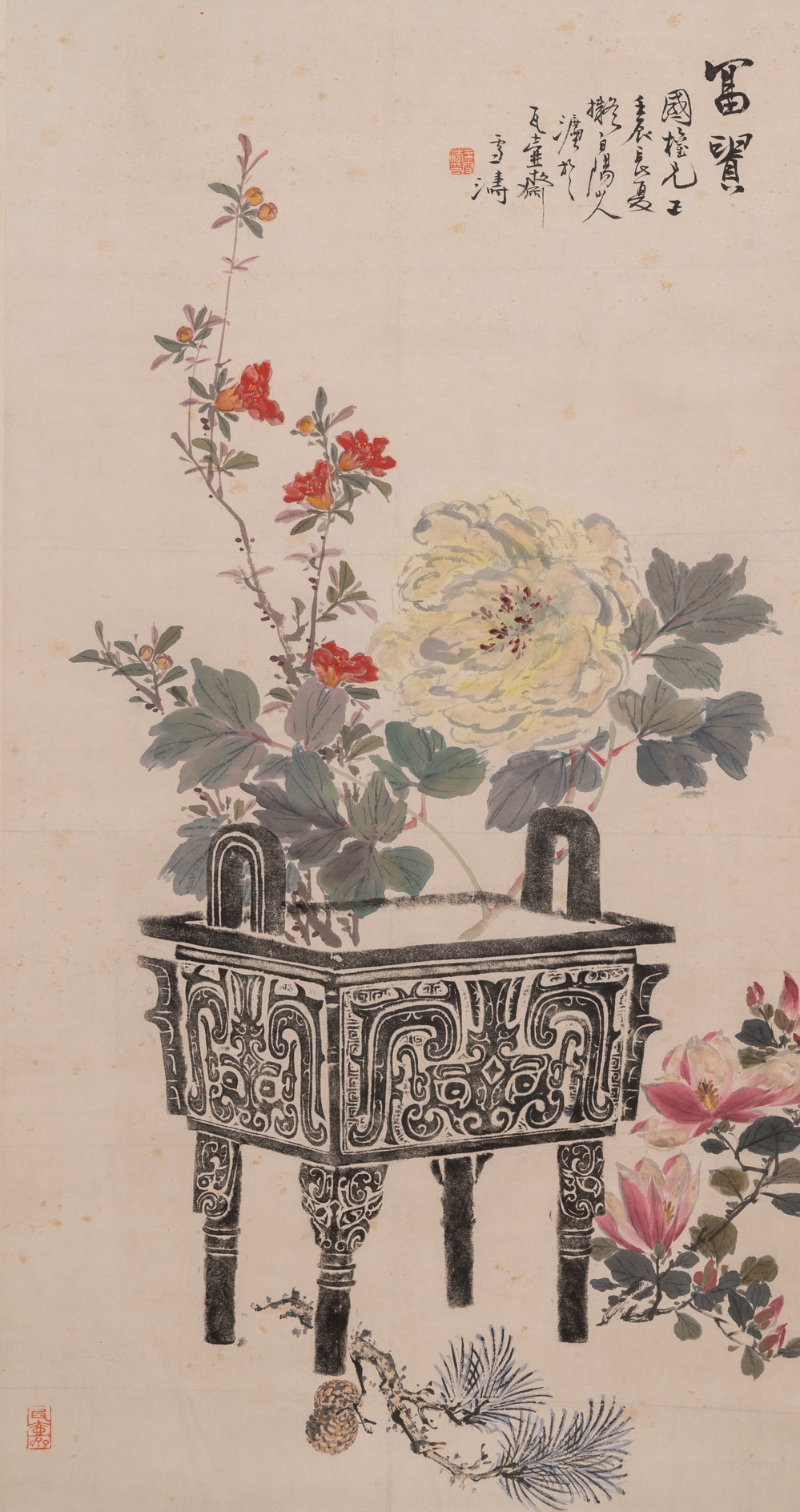 Wang Xuetao (1903-1982): 'Ding wierookbrander met bloemen', inkt en kleur op papier