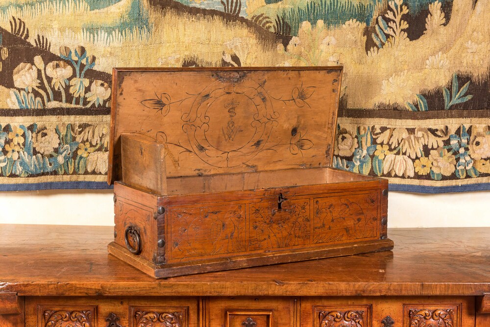 Een gegraveerde houten koffer, Itali&euml; of Duitsland, 17/18e eeuw