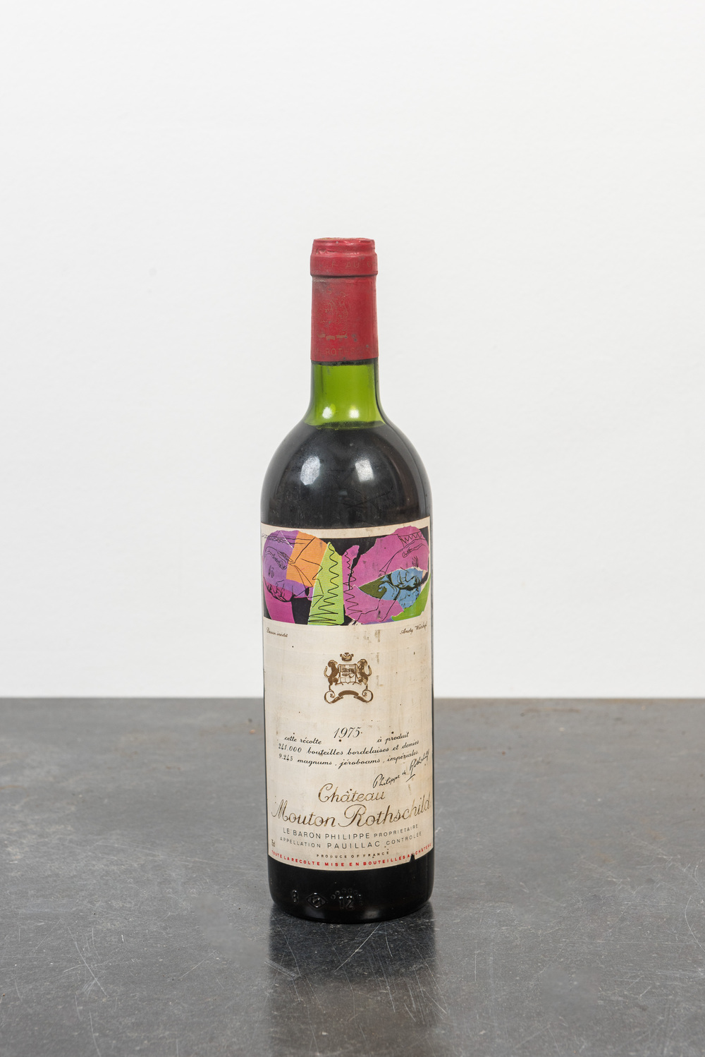 E&eacute;n fles Ch&acirc;teau Mouton Rothschild met etiket ontworpen door Andy Warhol, 1975