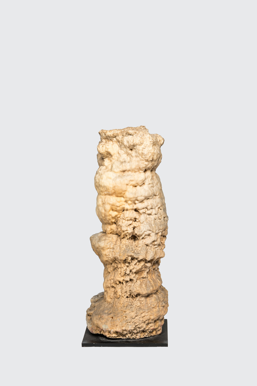 Grand sp&eacute;cimen de stalagmite sur socle en bois