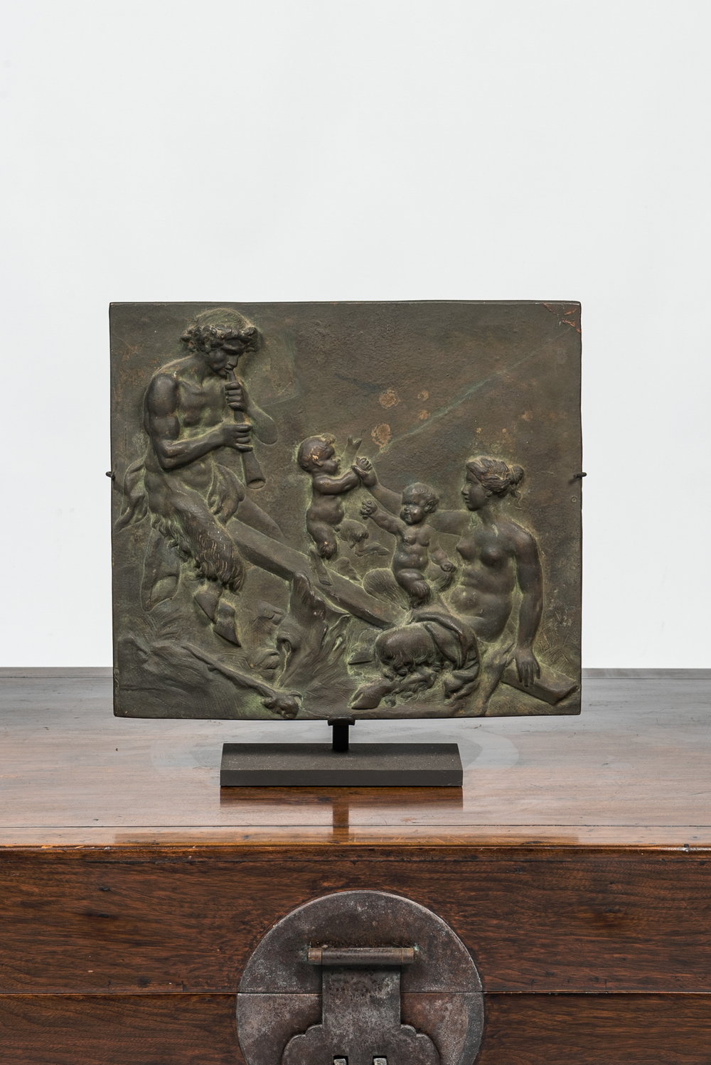 Un relief en bronze patin&eacute; &agrave; d&eacute;cor de famille de satyres sur une balan&ccedil;oire, France, 19&egrave;me