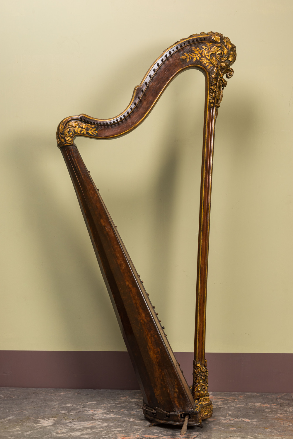 Een deels vergulde houten harp, wellicht Frankrijk, 18/19e eeuw