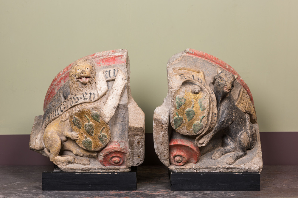 Une paire de culots en pierre calcaire sculpt&eacute;e, dor&eacute;e et polychrom&eacute;e aux armes de 'Salazar', Bourgogne, France, fin du 15&egrave;me