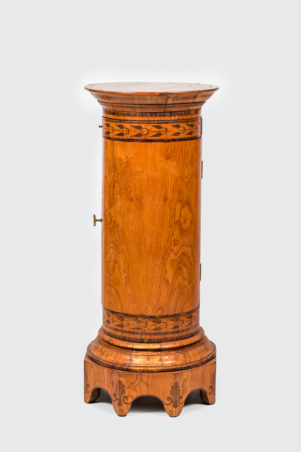 Een ronde ingelegde houten sokkel met ingewerkte kast, 19e eeuw