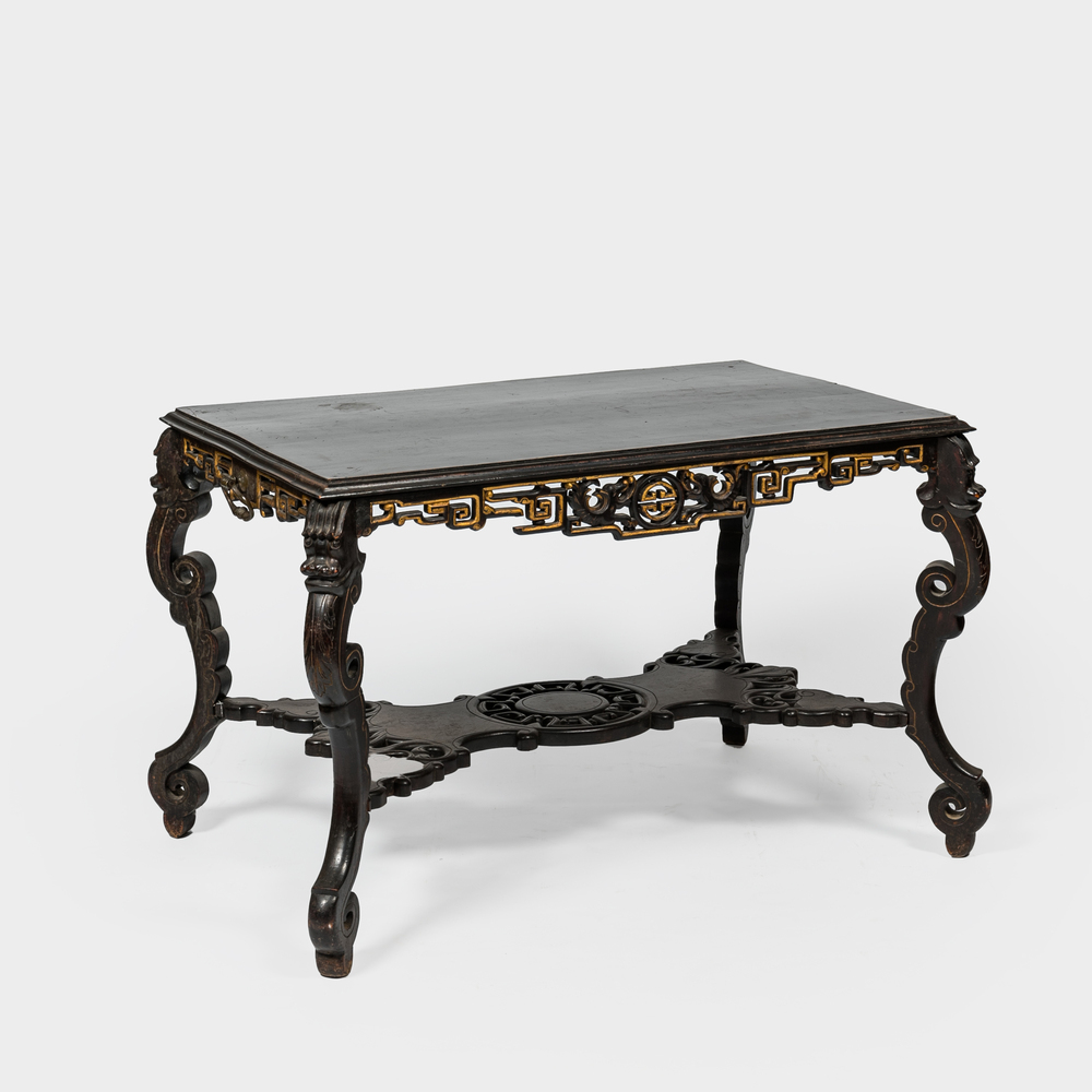 Une table d'appoint &agrave; d&eacute;cor de chinoiserie en bois noirci et dor&eacute; dans le style de Gabriel Viardot, France, ca. 1900