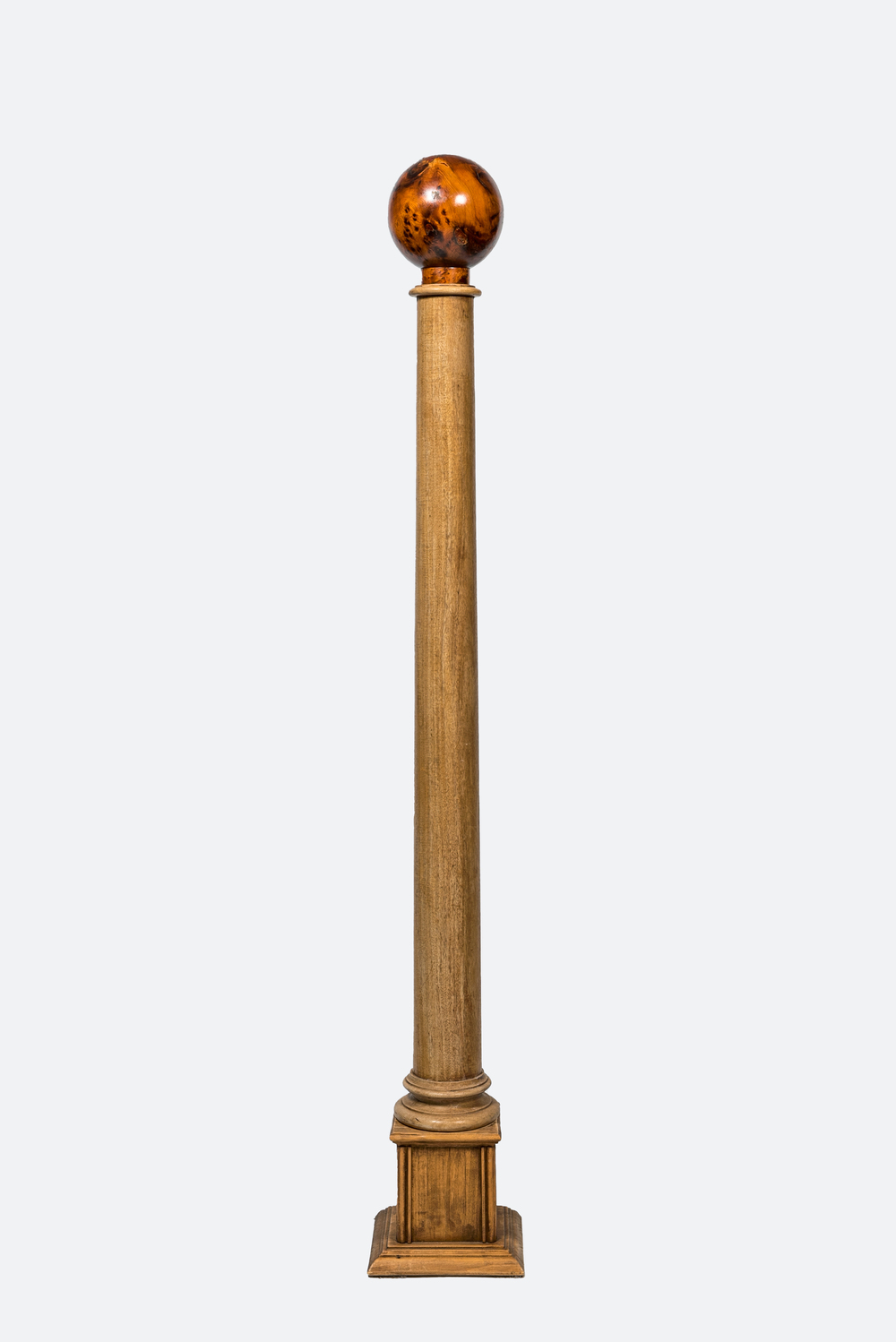 Een grote decoratieve houten zuil bekroond met een wortelhouten bol, 20e eeuw