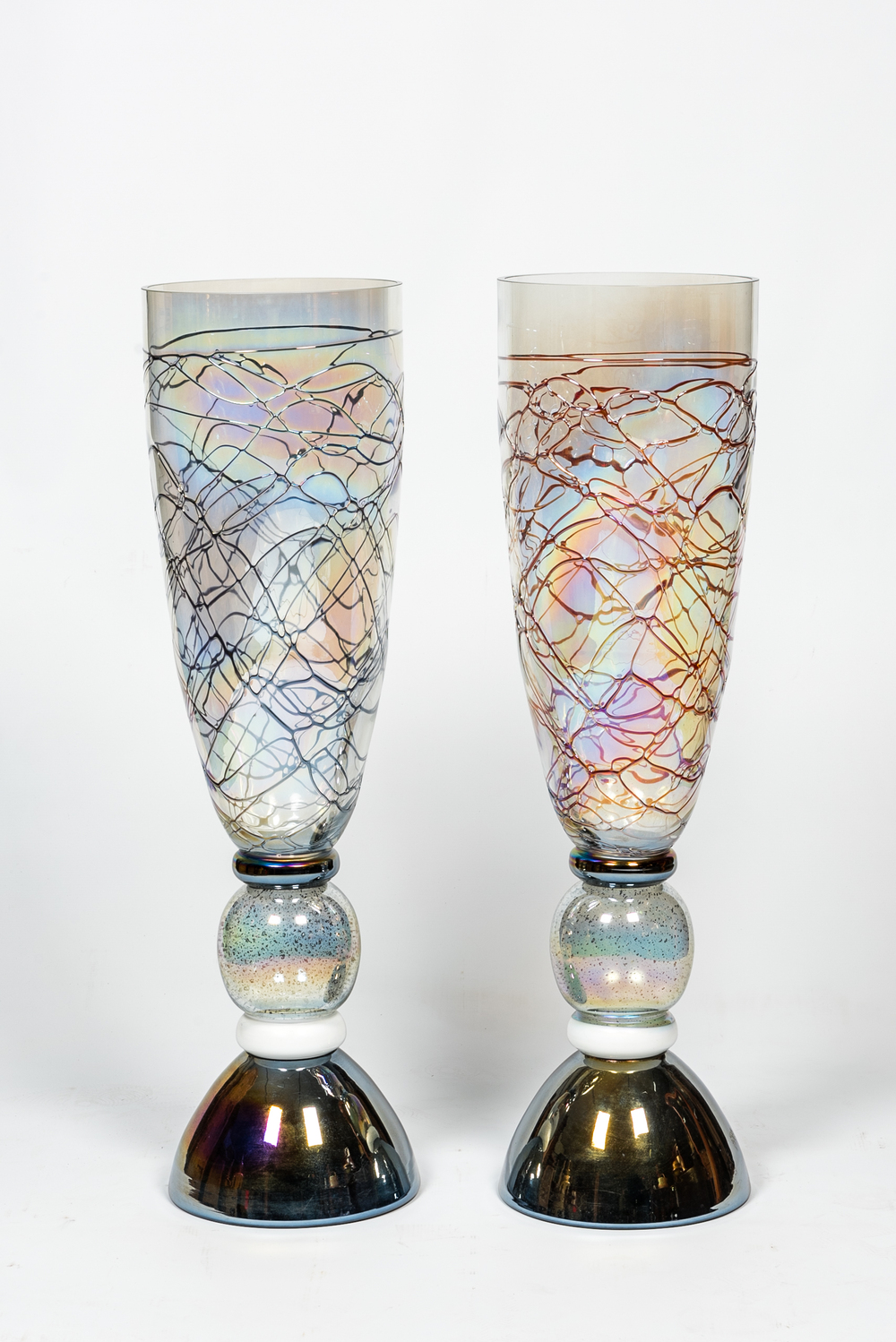 Une paire de grands vases d&eacute;coratifs en verre iris&eacute;, 20&egrave;me