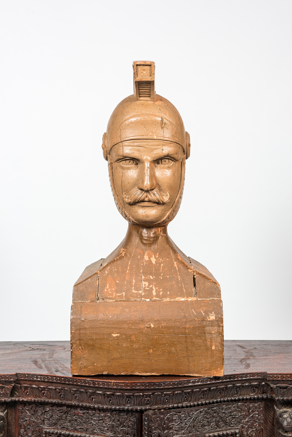 Een gepatineerde houten buste van een Romeinse legionair, ca. 1900