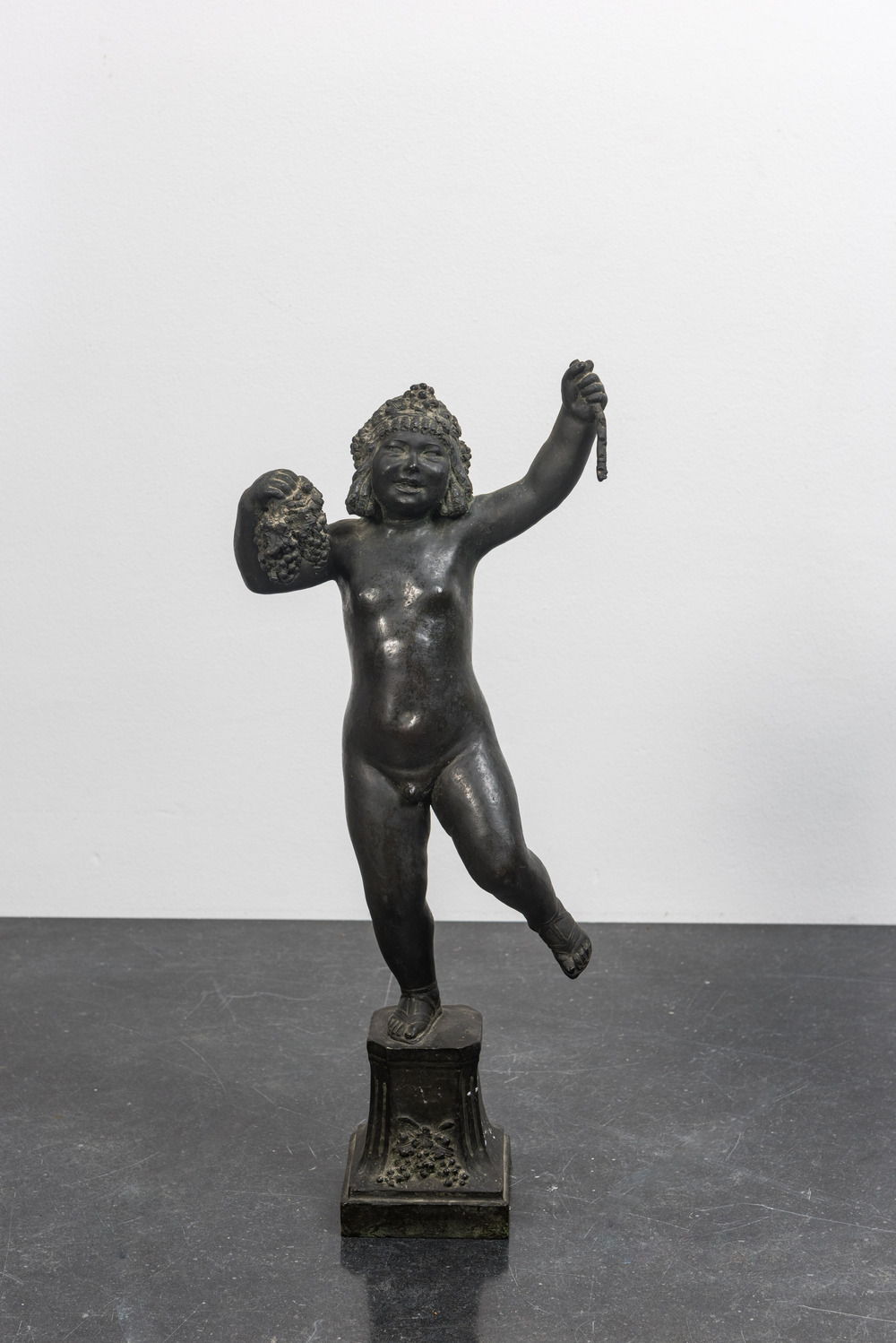 Een Franse bronzen sculptuur van een jonge bacchant op sokkel, Parijs, 19e eeuw