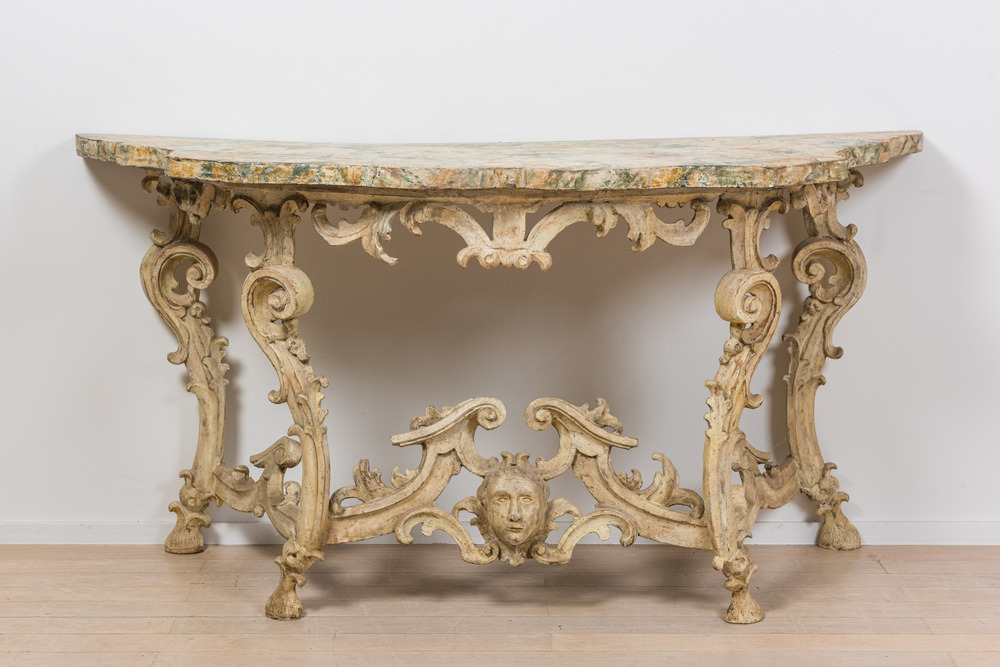 Een Italiaanse faux marbre scagliola console, 18e eeuw