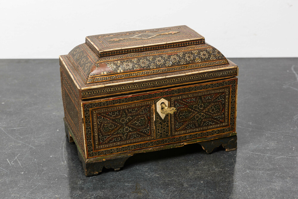 Een met been ingelegd islamitisch houten kistje, Syri&euml; of Noord-Afrika, 19e eeuw