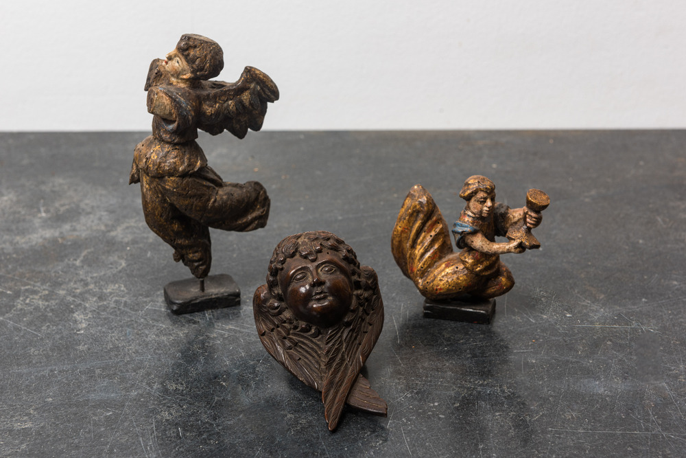 Drie kleine houten sculpturen van putti, 16/17e eeuw