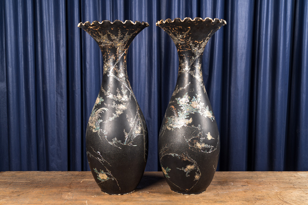 Paire de grands vases incrust&eacute;s de nacre sur un fond en laque noire, Japon, Meiji, 19&egrave;me
