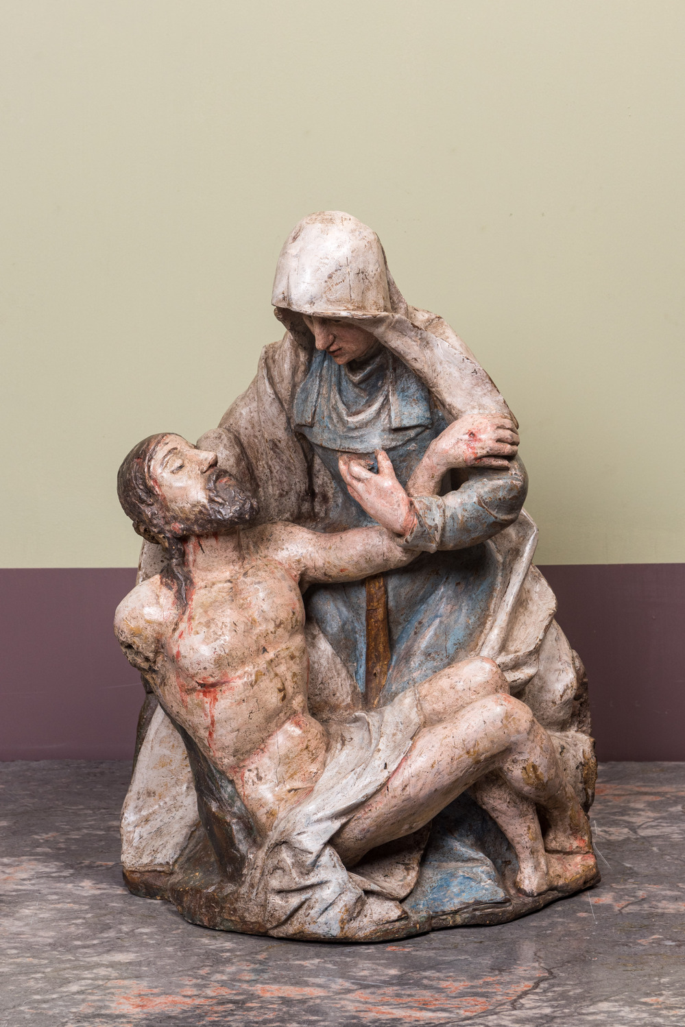 Vierge de Piti&eacute; en noyer sculpt&eacute; et polychrom&eacute;, Italie du sud ou Espagne, d&eacute;but du 17&egrave;me