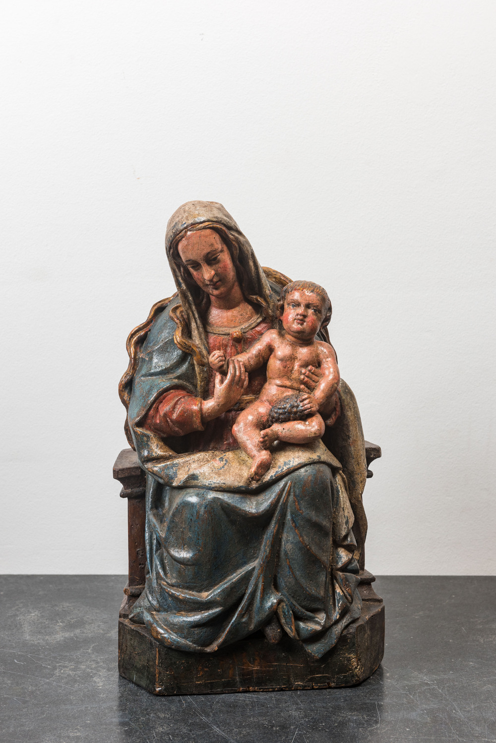 Vierge &agrave; l&rsquo;Enfant burgondo-flamande en noyer sculpt&eacute; et polychrom&eacute; avec traces de dorure, 16&egrave;me