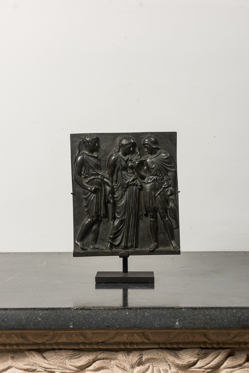 Een gepatineerd bronzen 'Grand Tour' reli&euml;f naar antiek voorbeeld, wellicht Itali&euml;, 19e eeuw