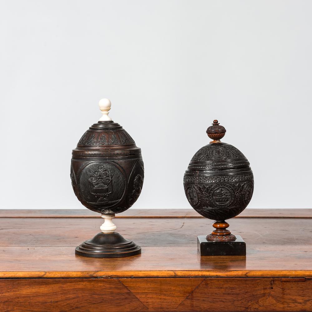 Deux bols couverts en noix de coco sculpt&eacute;, travail colonial fran&ccedil;ais, 19&egrave;me