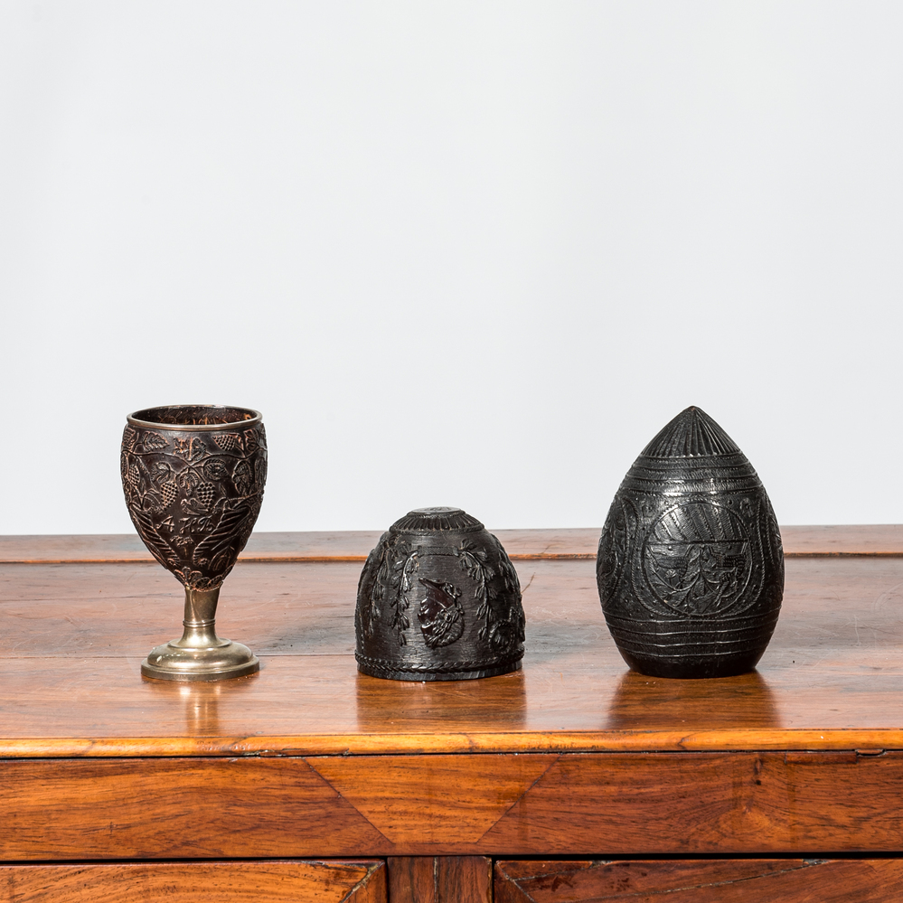 Deux gobelets en noix de coco sculpt&eacute; et une coupe sur piedouche argent&eacute;e, travail colonial fran&ccedil;ais, 19&egrave;me