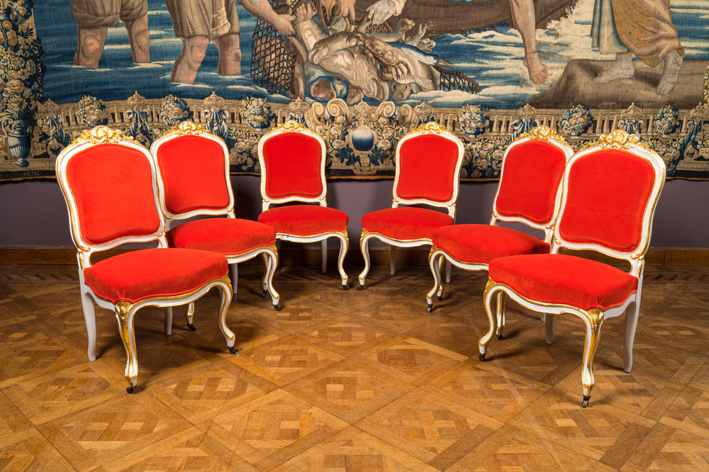 Six chaises de salon en bois partiellement dor&eacute; tapiss&eacute;es de velours rouge, 18/19&egrave;me