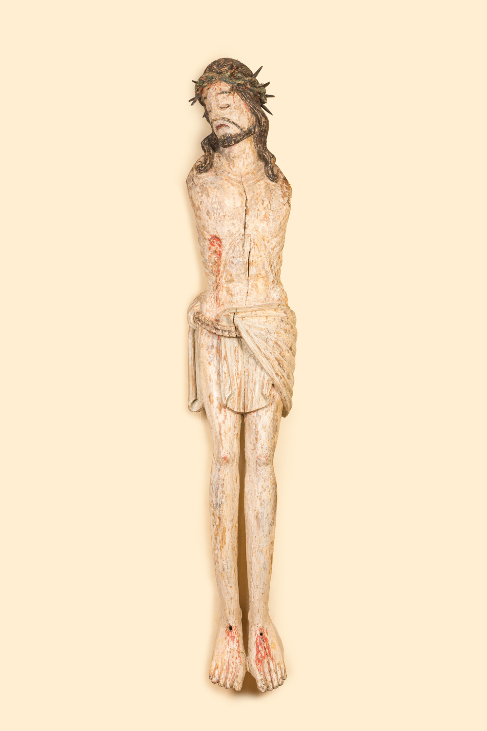 Grand Christ en bois sculpt&eacute; et polychrom&eacute;, probablement France, 15&egrave;me