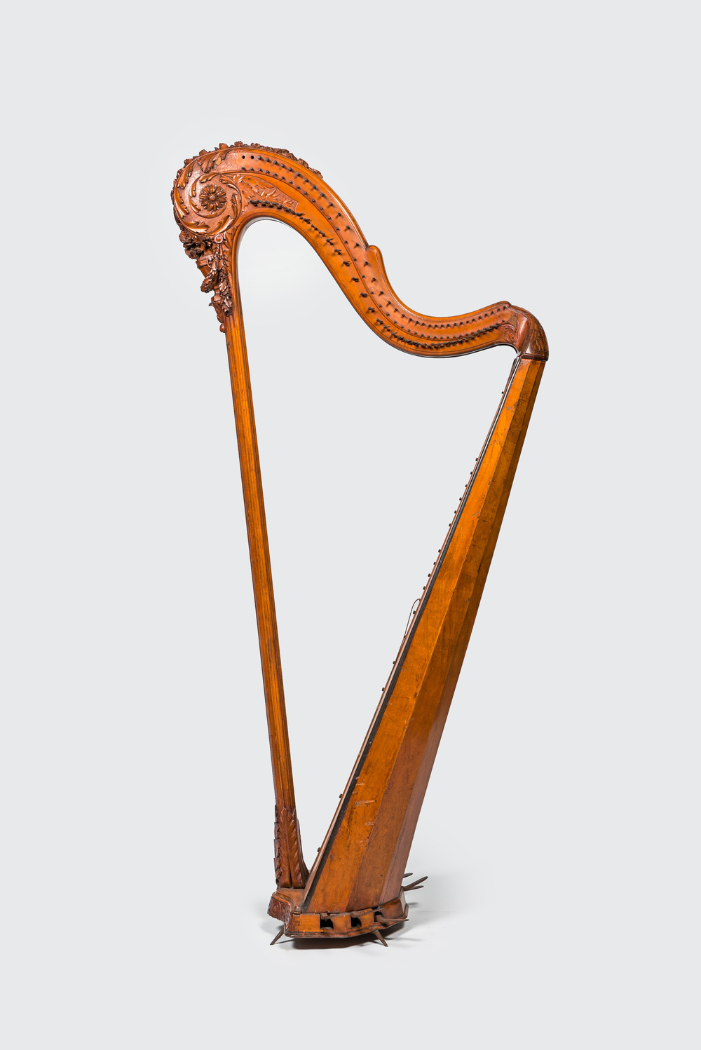 Une harpe &agrave; p&eacute;dales en bois sculpt&eacute;, probablement France, 19&egrave;me