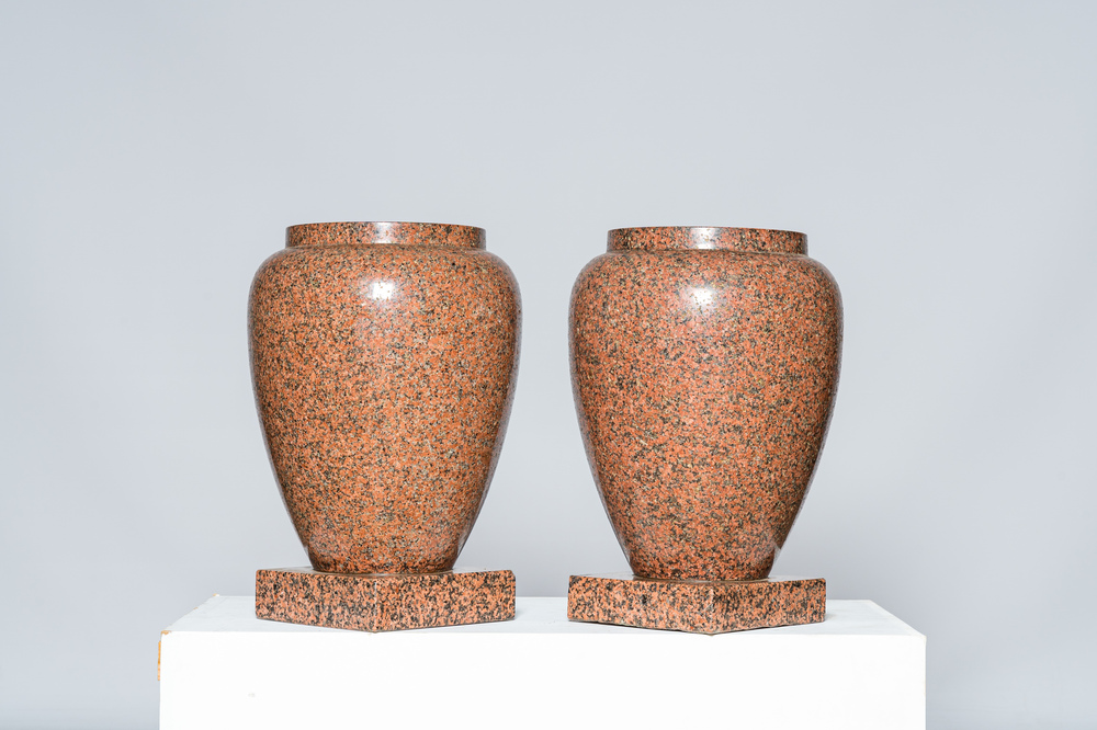 Une paire de vases en marbre, probablement Italie, 20&egrave;me si&egrave;cle