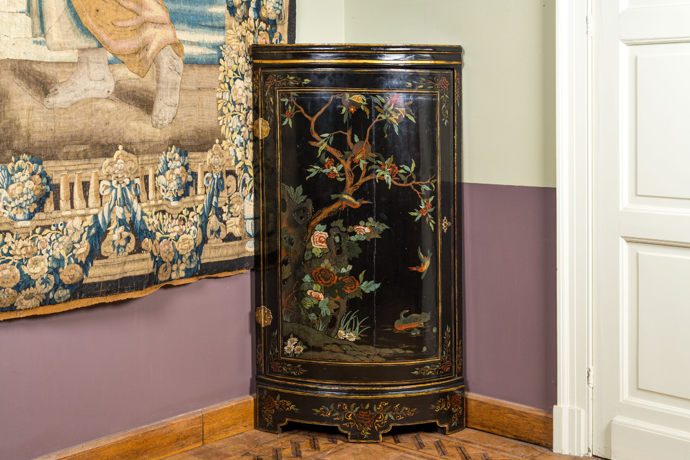 A painted wooden corner cupboard with chinoiserie design, probably England, 18th C.