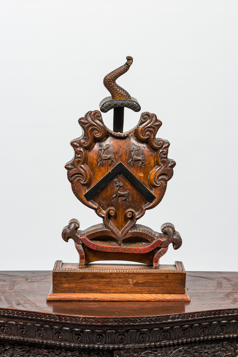 Een deels gepolychromeerd houten wapenschild met drie herten, 18/19e eeuw