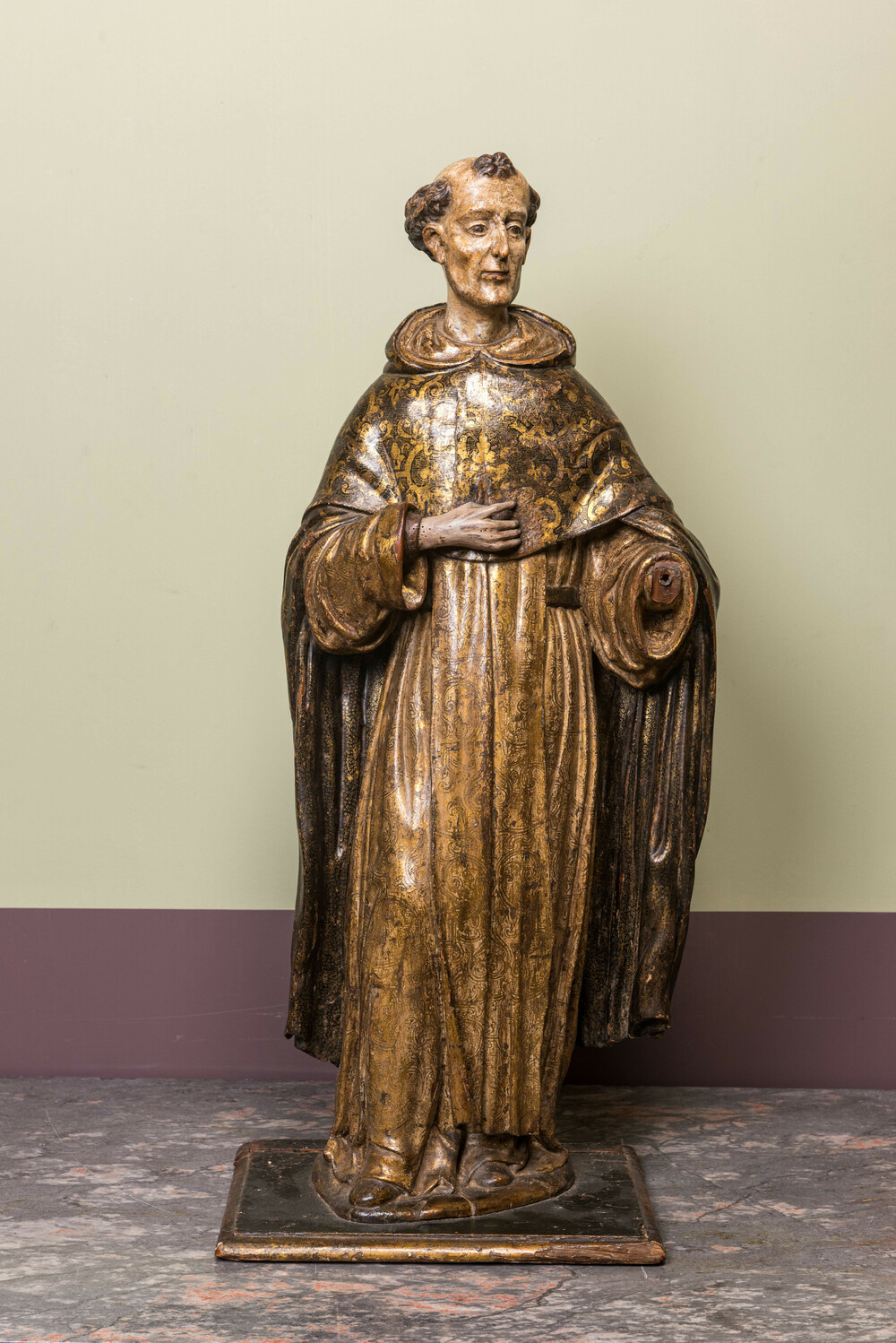 Een polychrome en vergulde notelaren sculptuur van een franciscaan, Spanje, 17e eeuw