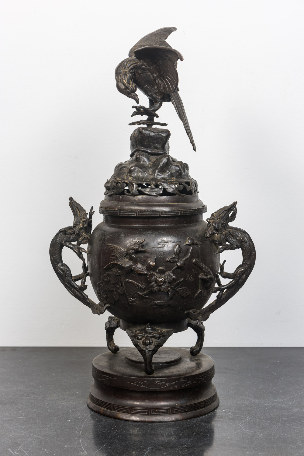 Un koro couvert sur piedouche en bronze patin&eacute; &agrave; d&eacute;cor d'oiseaux, de dragons et de branches fleuries, Japon, Meiji, 19&egrave;me