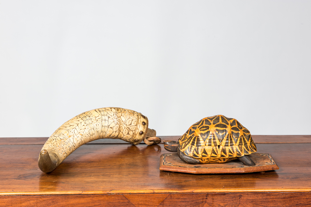 Een gegraveerde hoornen poederhoorn en een met divers hout ingelegde schildpaddoos, 19e en 20e eeuw
