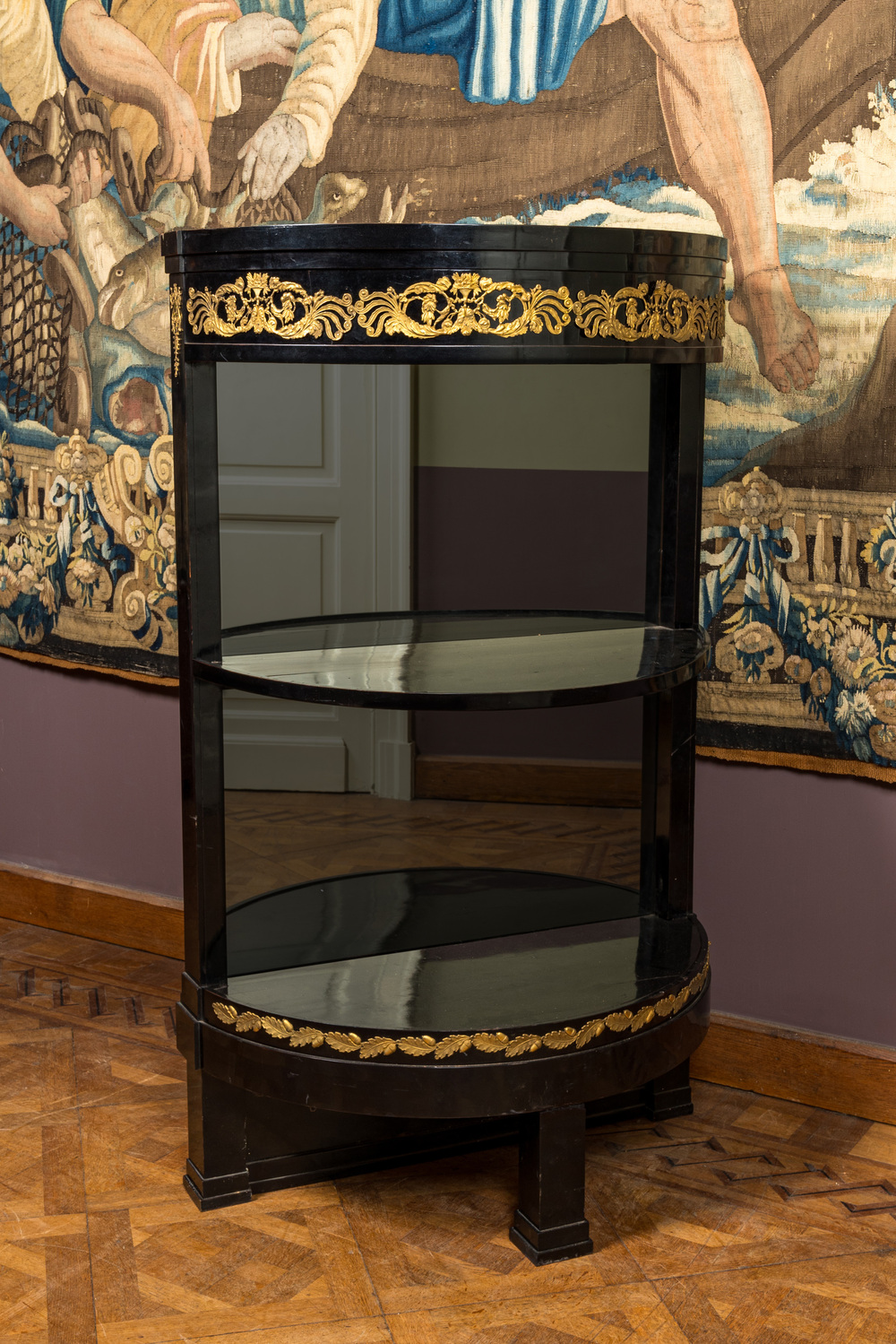 Armoire &agrave; liqueur demi-lune en bois noirci mont&eacute; de cuivre dor&eacute; au dos en miroir, 19&egrave;me