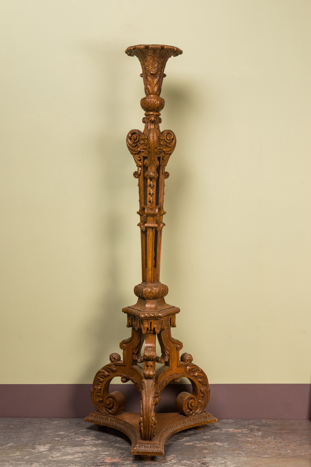 Een grote fraai gesculpteerde houten sokkel, wellicht Frankrijk, 18/19e eeuw