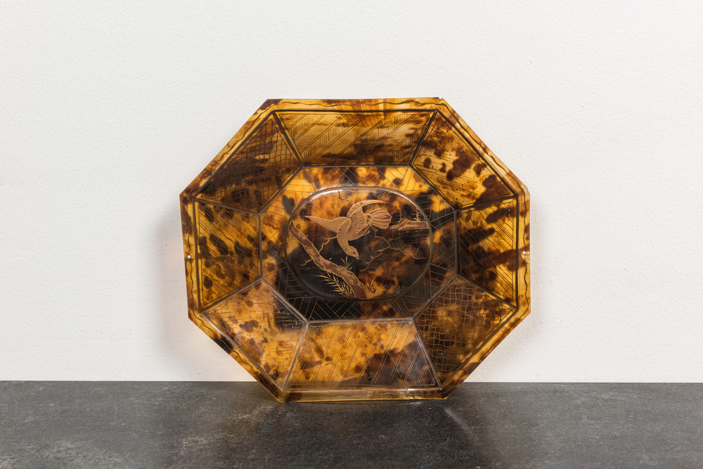 Une coupe de forme octagonale en &eacute;caille de tortue &agrave; d&eacute;cor laqu&eacute;, Japon, Meiji, 19&egrave;me