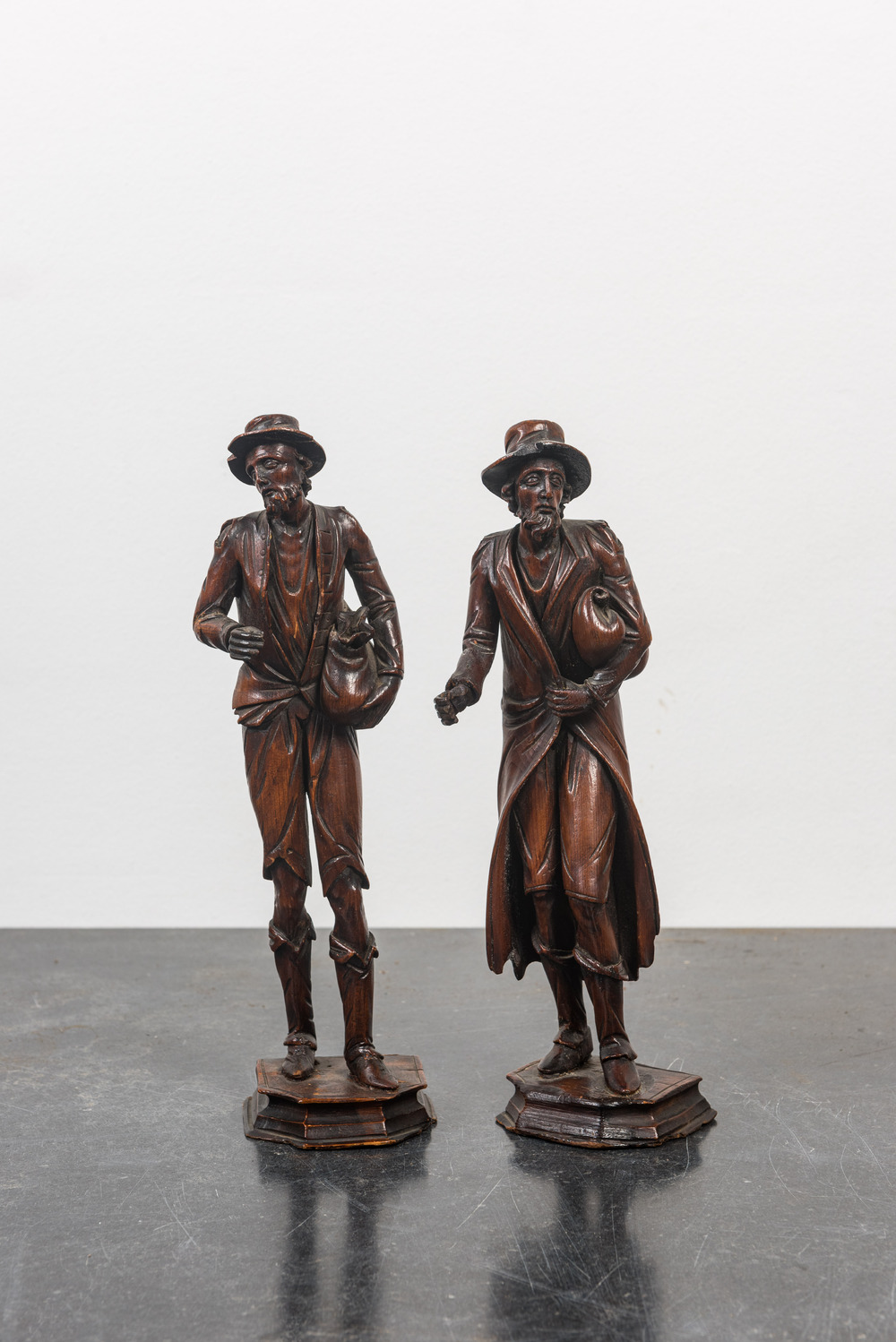 Deux sculptures en bois de tilleul repr&eacute;sentant des mendiants, travail de la For&ecirc;t Noire, 19&egrave;me