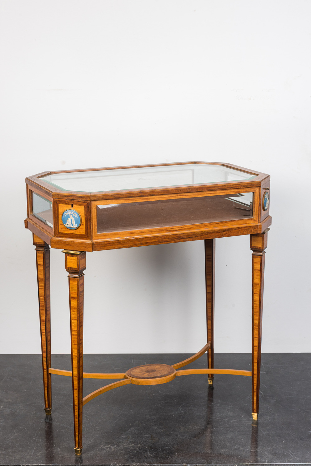 Une table vitrine en marqueterie orn&eacute;e de plaques en c&eacute;ramique de Wedgwood, France, 2&egrave;me moiti&eacute; du 19&egrave;me