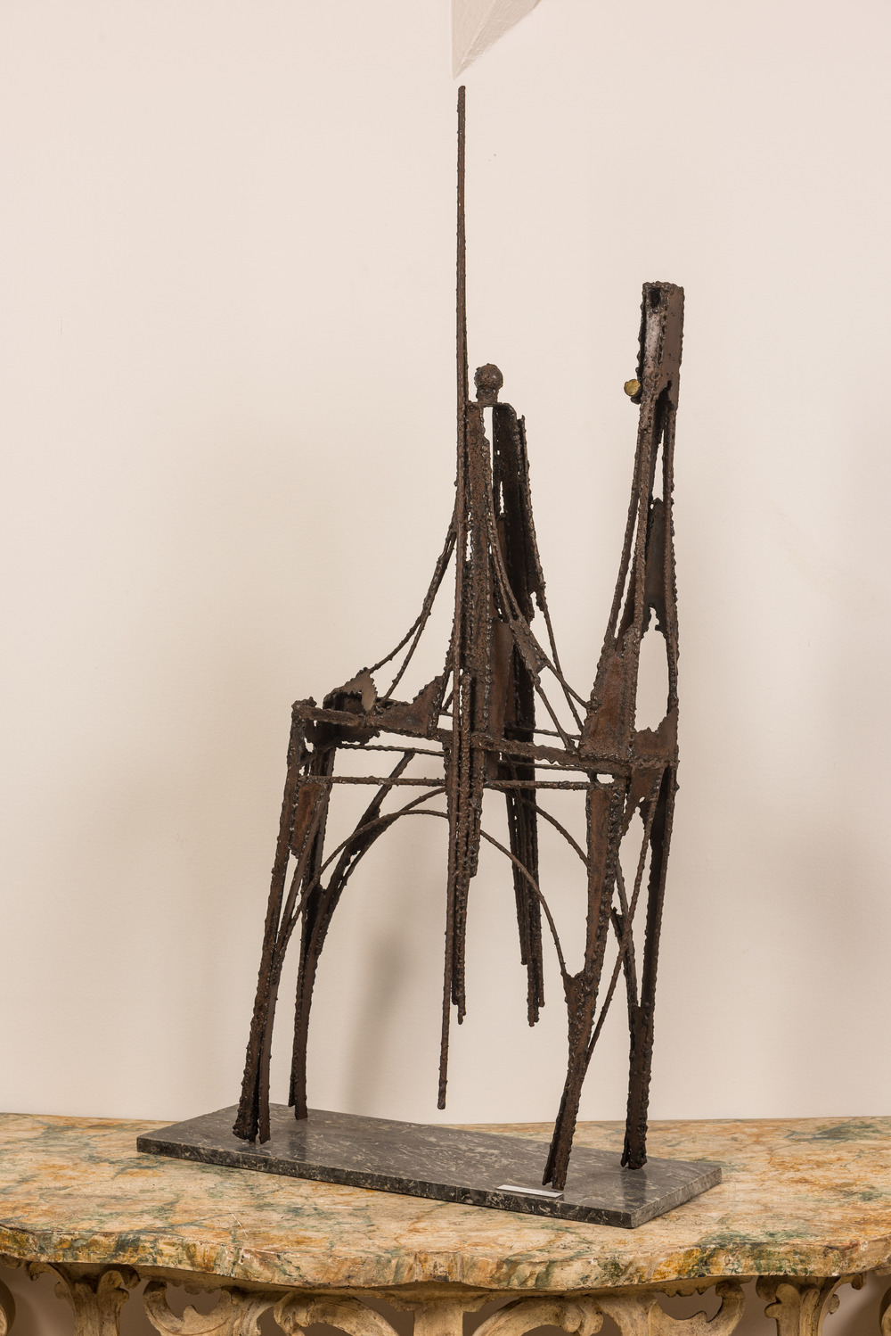 Marcel Mazy (1931): 'El Quijote', gepatineerd metaal op een marmeren voet