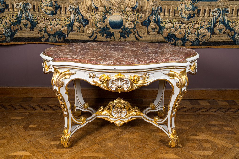 Een fraaie deels vergulde houten tafel met marmeren bovenblad, Itali&euml;, 18/19e eeuw