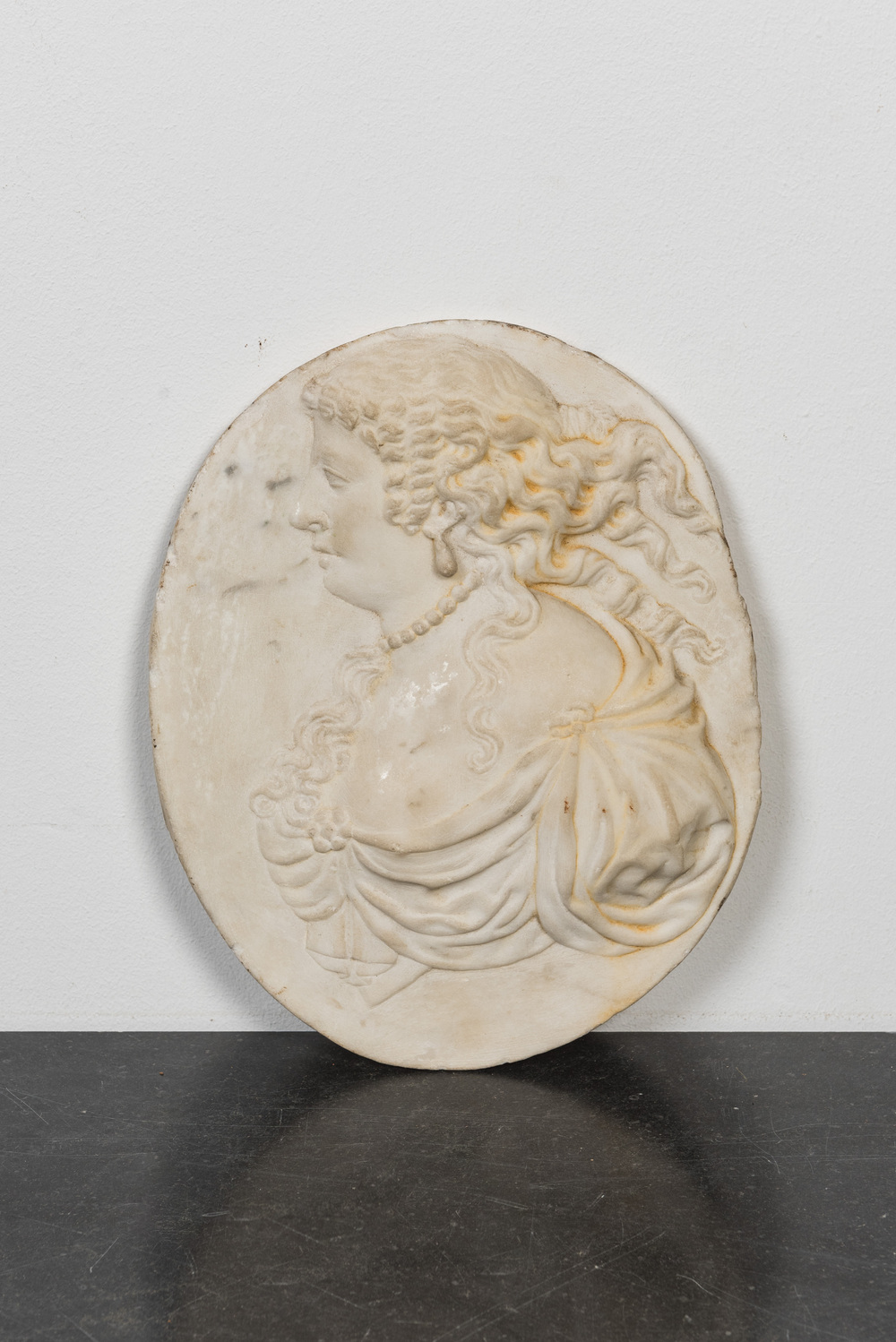 M&eacute;daillon ovale en marbre sculpt&eacute; au portrait d'une femme noble en buste, 17/18&egrave;me