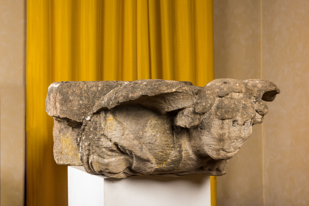 Een architecturaal stenen fragment met een gevleugelde engel, 14/15e eeuw