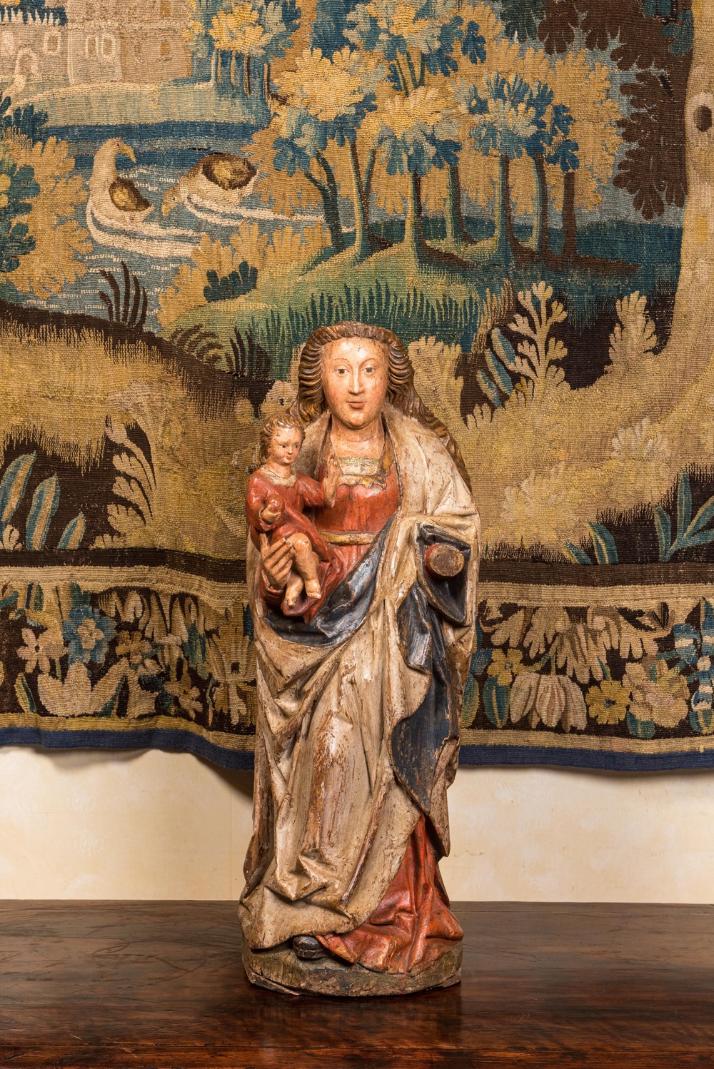 Grande Vierge &agrave; l&rsquo;Enfant en ch&ecirc;ne sculpt&eacute;, polychrom&eacute; et dor&eacute;, Flandres, 2&egrave;me moiti&eacute; du 16&egrave;me