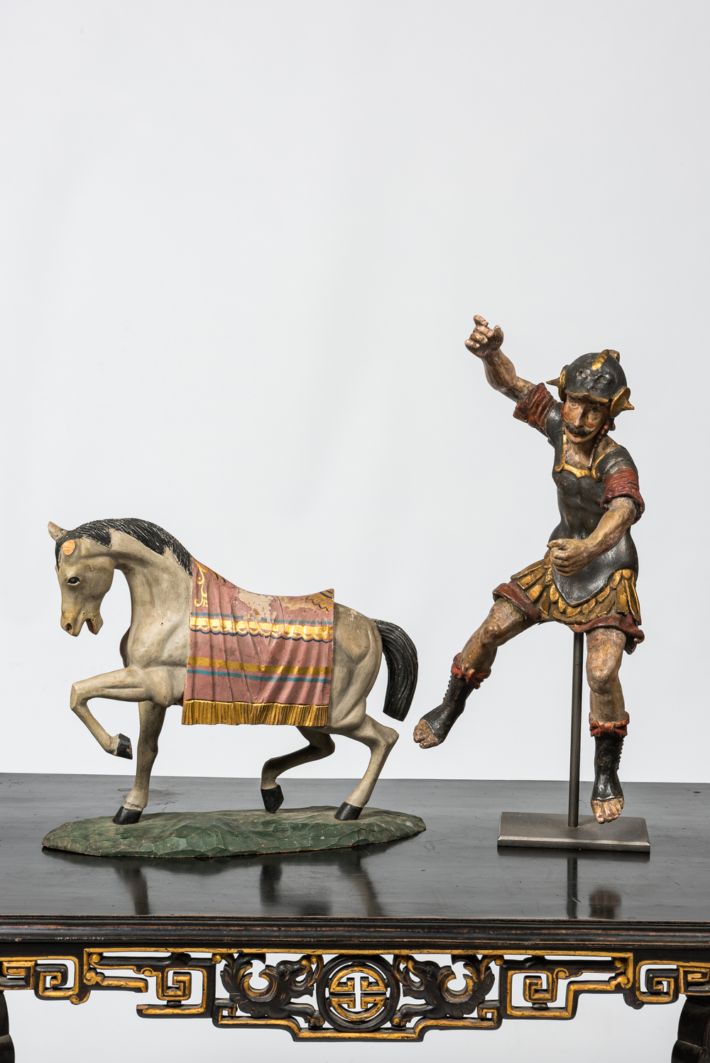 Deux figures en bois sculpt&eacute; et polychrom&eacute; d'un soldat romain et d'un cheval, 17/18&egrave;me