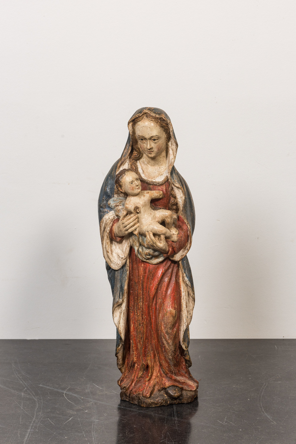 Vierge &agrave; l&rsquo;Enfant en noyer sculpt&eacute; et polychrom&eacute;, fin du 16&egrave;me