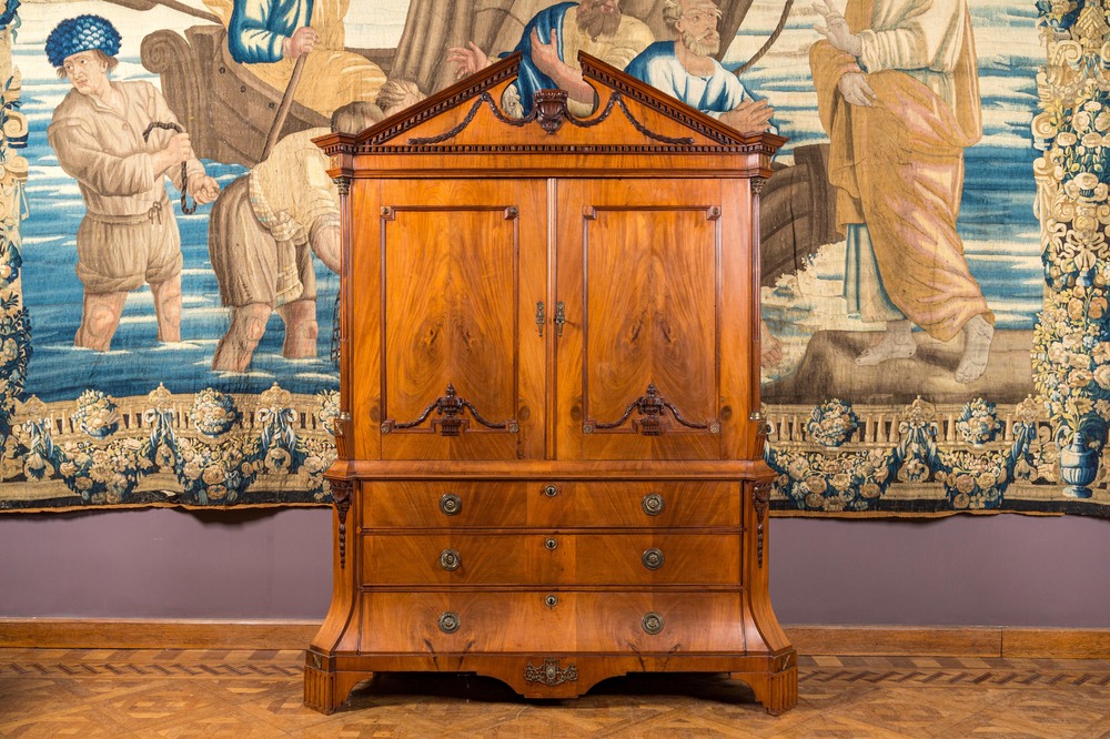 Un cabinet Louis XVI en ch&ecirc;ne &agrave; placage d'acajou, Pays-Bas, vers 1770-1780