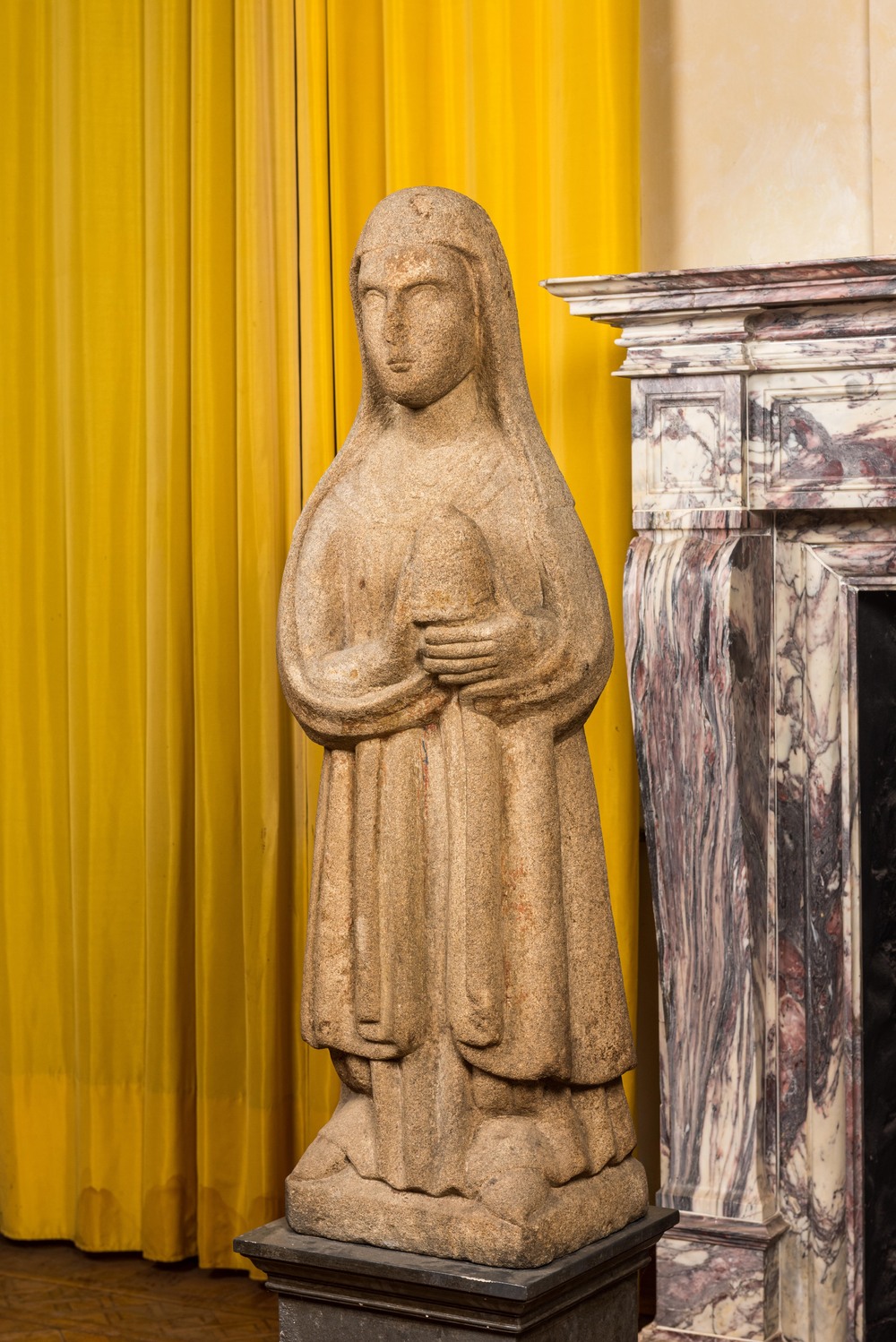 Een grote Franse granieten sculptuur van een vrouwelijke heilige met mirre, Bretagne, 16e eeuw