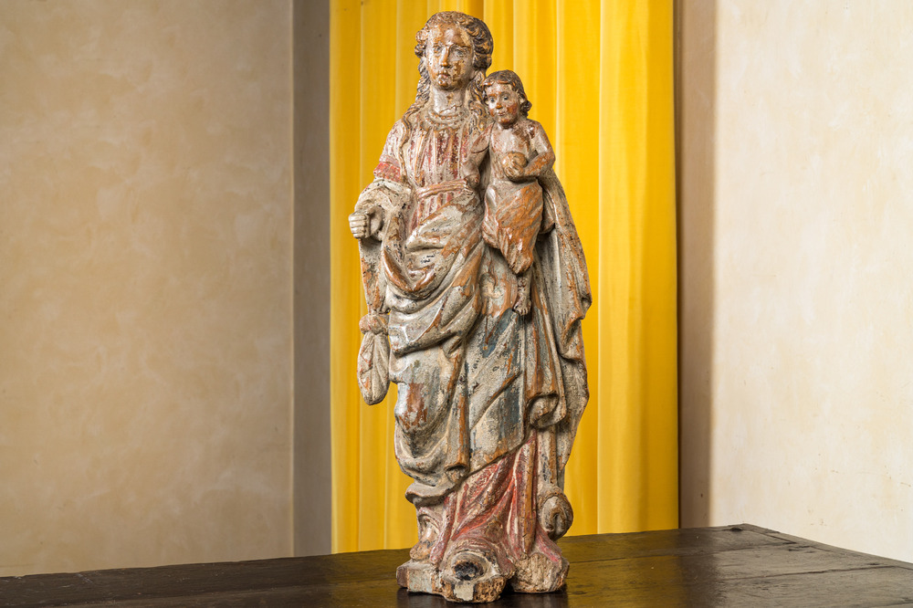 Een Vlaamse polychrome houten Madonna met Kind, 17e eeuw