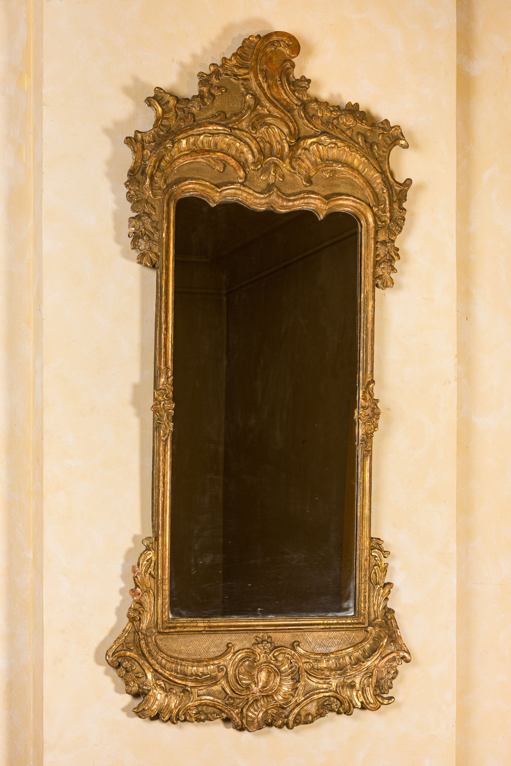 Miroir en bois dor&eacute; &agrave; d&eacute;cor rocaille, France, 19&egrave;me